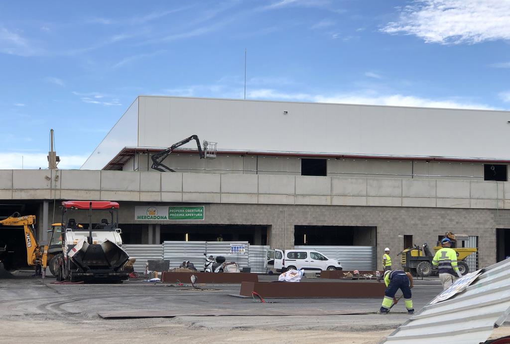 Els operadors del nou parc comercial de Vilanova ultimen els treballs per obrir la primera setmana de desembre. EIX