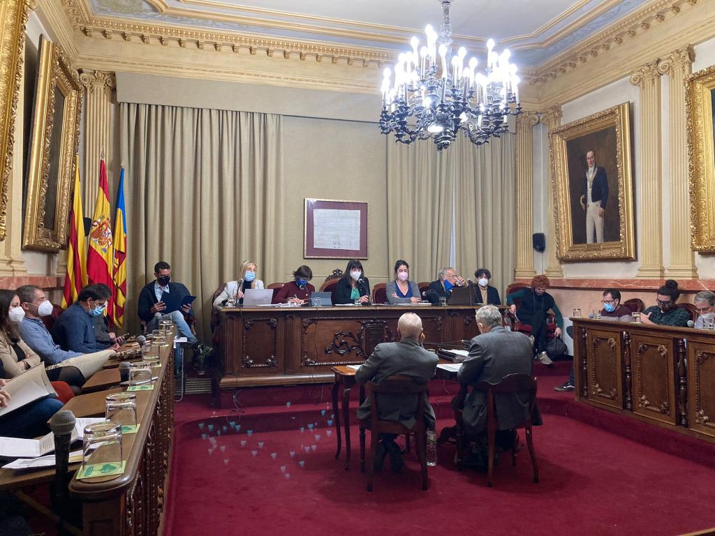 Els regidors de la CUP de Vilanova trenquen amb el mandat de l'assemblea i voten a favor del pressupost . ERC