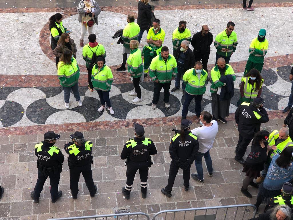 Els treballadors de la neteja viària de Vilanova porten la seva protesta a la plaça de la Vila. EIX