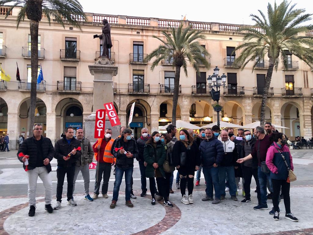 Els treballadors de la recollida d'escombraries de Vilanova inicien una vaga indefinida . EIX