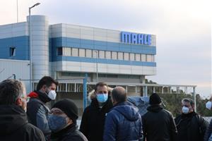 Els treballadors de Mahle a Vilanova i la Geltrú aproven l'acord per al tancament de la fàbrica. ACN