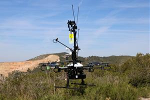 Endesa innova amb l'ús de drons per senyalitzar la xarxa elèctrica i evitar impactes de les aus. ACN