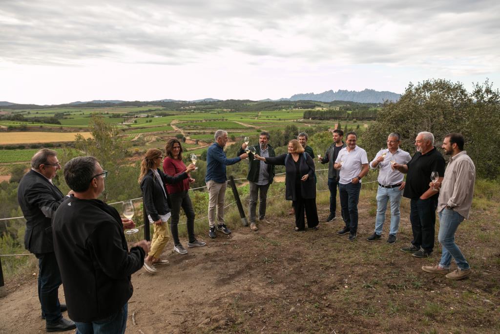 Entitats i municipis del Penedès escenifiquen la celebració pel fet que el Quart Cinturó no passi per la comarca. AECAVA