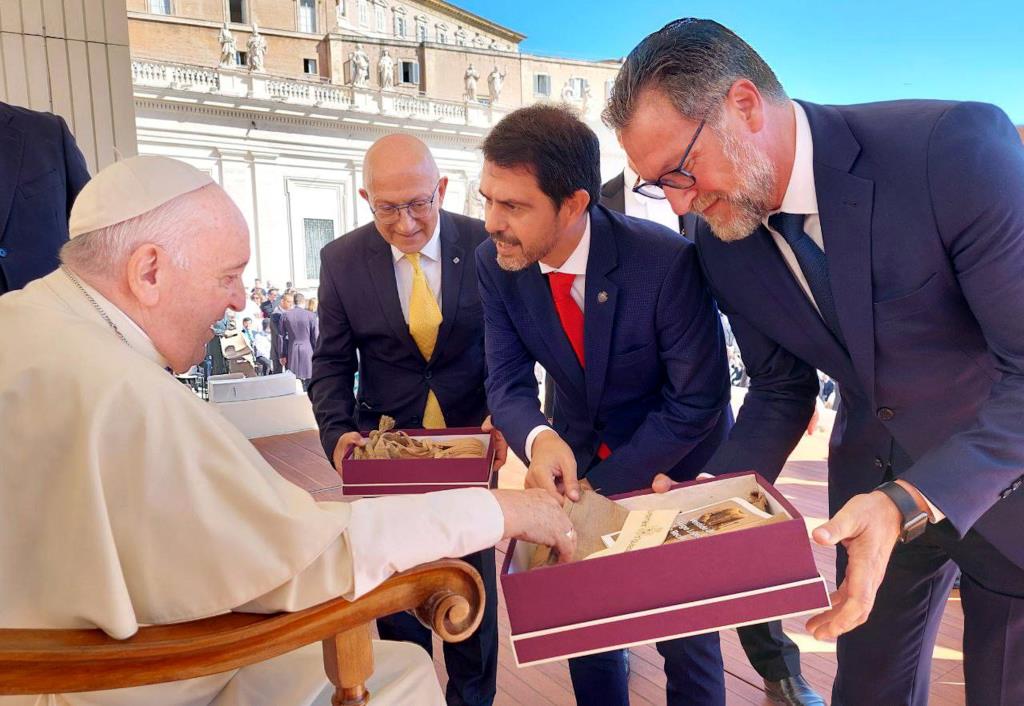 ERC i CUP carreguen contra el govern d'Igualada per la visita al papa Francesc i demanen explicacions. ACN