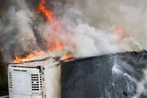 Espectacular incendi d'un camió a l'AP-7 a Gelida. ACN