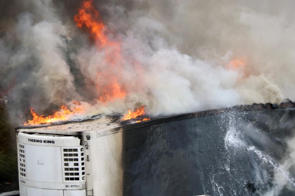 Espectacular incendi d'un camió a l'AP-7 a Gelida. ACN