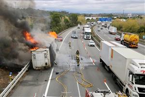Espectacular incendi d'un camió a l'AP-7 a Gelida
