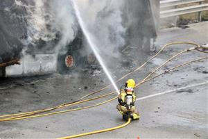 Espectacular incendi d'un camió a l'AP-7 a Gelida