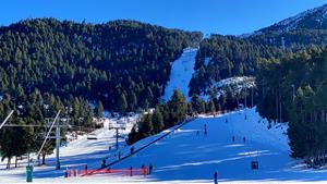 Esquiadors baixant per una de les pistes de Masella (Cerdanya). ACN