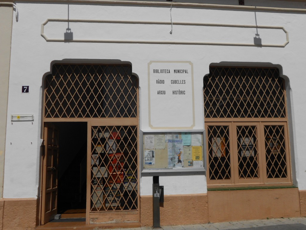 Façana de la biblioteca municipal de Cubelles. Eix