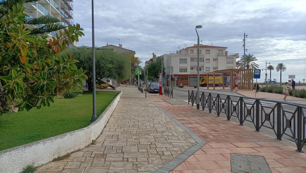 Finalitzen les obres de millora de la vorera de l’avinguda Balneari de Coma-ruga. Ajuntament del Vendrell