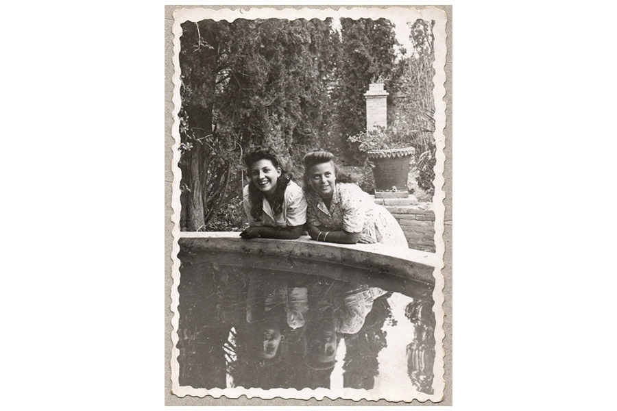 Foto d'esquerra a dreta: Maria Neus de Cabanyes Ricart i Maria Isabel Roig Santacana. Agost 1943. Eix