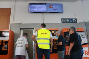 Frustració i resignació entre els passatgers afectats per l’avaria ferroviària entre Sant Vicenç de Calders i Vilanova. ACN