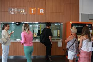 Frustració i resignació entre els passatgers afectats per l’avaria ferroviària entre Sant Vicenç de Calders i Vilanova
