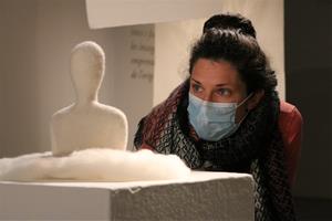 Gisela Ràfols contraposa dureses i encants de la maternitat a l'exposició 'Vida'. ACN