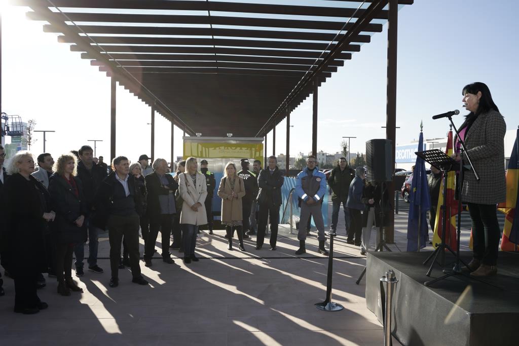 Gran expectació per la inauguració del nou parc comercial de Vilanova. Marcos Clavero