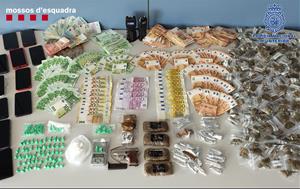 Hi ha quatre detinguts i es van intervenir 80.000 euros en efectiu, 125 monodosi de cocaïna, 60 grams de cocaïna, 50 barretes de haixix, 225 monodosi 
