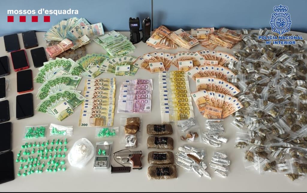 Hi ha quatre detinguts i es van intervenir 80.000 euros en efectiu, 125 monodosi de cocaïna, 60 grams de cocaïna, 50 barretes de haixix, 225 monodosi 