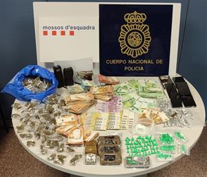 Hi ha quatre detinguts i es van intervenir 80.000 euros en efectiu, 125 monodosi de cocaïna, 60 grams de cocaïna, 50 barretes de haixix, 225 monodosi 