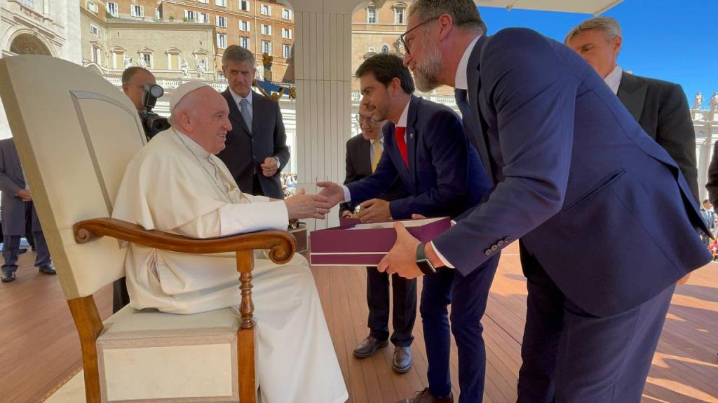 Igualada presenta la rèplica del vestit de sant Ignasi al papa Francesc a Roma. ACN