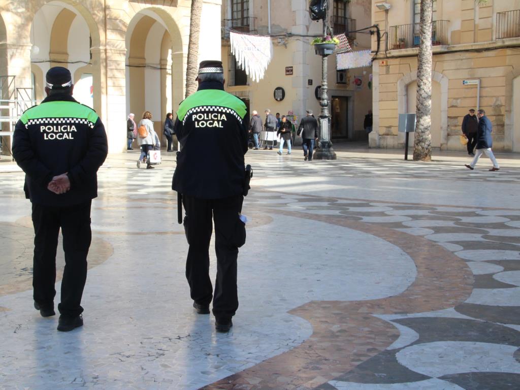Imatge d'arxiu de dos policies locals patrullant per la plaça de la Vila. Policia local de Vilanova