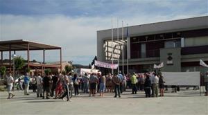 Imatge d'arxiu de la protesta dels veïns de Can Coral davant de l'Ajuntament de Torrelles, l'any 2012. AV Can Coral