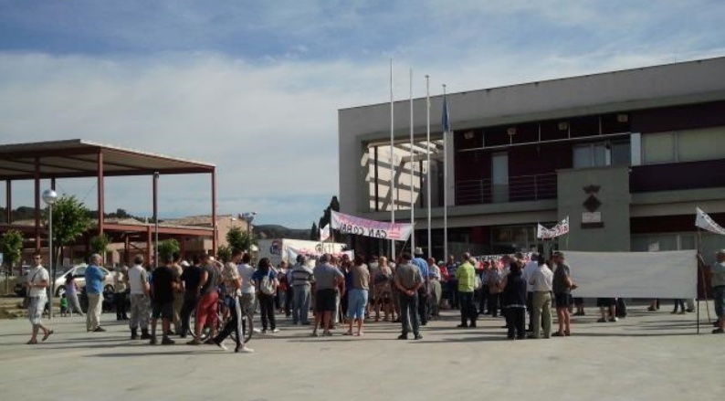 Imatge d'arxiu de la protesta dels veïns de Can Coral davant de l'Ajuntament de Torrelles, l'any 2012. AV Can Coral