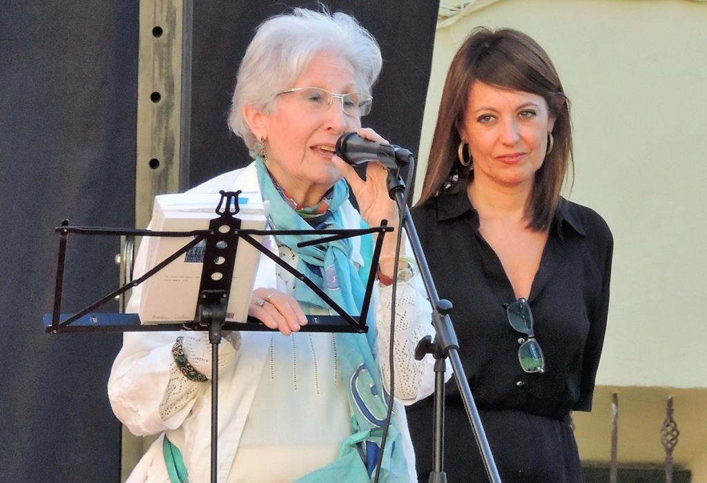Imatge d'arxiu de Rosa Fabregat a la festa de la Poesia en els balcons a Riba-roja d'Ebre al 2016. Eix