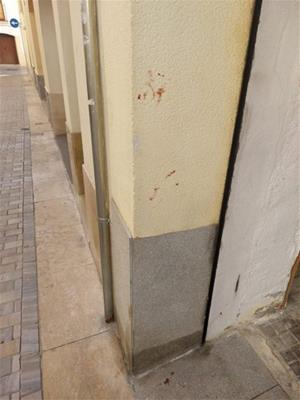 Imatge de les restes de sang als carrers de la Geltrú després de la baralla d'aquest cap de setmana. EIX