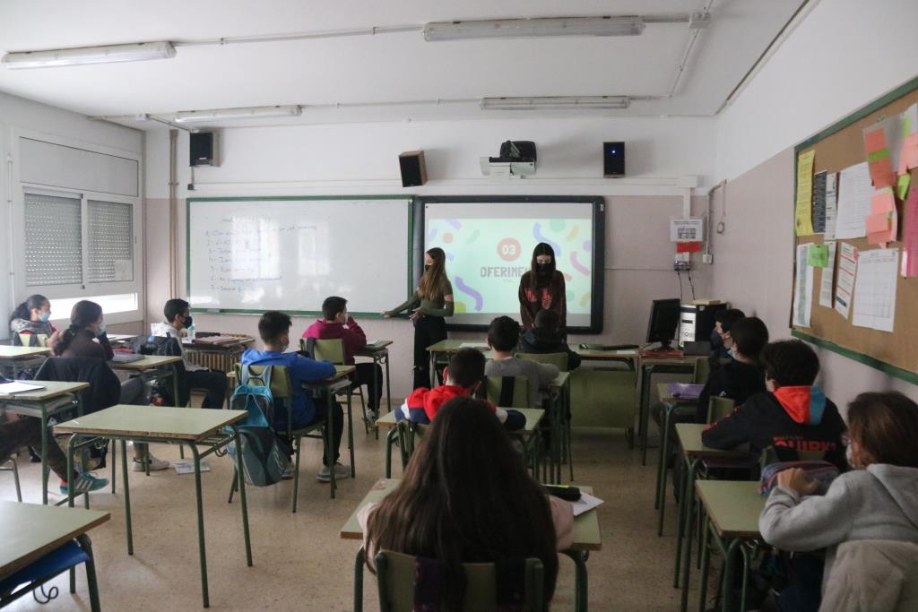 Implanten un nou programa contra el bullying on els alumnes més grans ajuden els petits i fan d’enllaç amb els Mossos. ACN