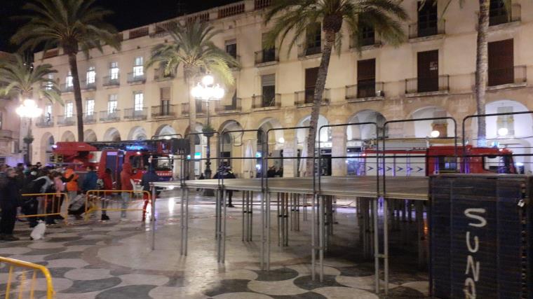 Incendi en un habitatge de la plaça de la Vila de Vilanova. Policia local de Vilanova