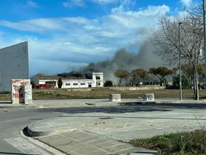 Incendi en una nau industrial abandonada a la rambla del Garraf