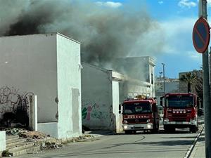 Incendi en una nau industrial abandonada a la rambla del Garraf. EIX