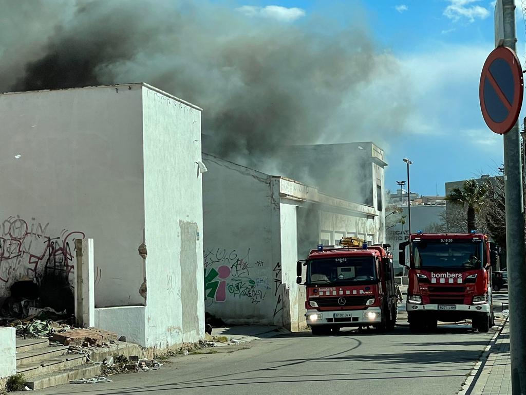 Incendi en una nau industrial abandonada a la rambla del Garraf. EIX