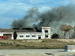 Incendi en una nau industrial abandonada a la rambla del Garraf