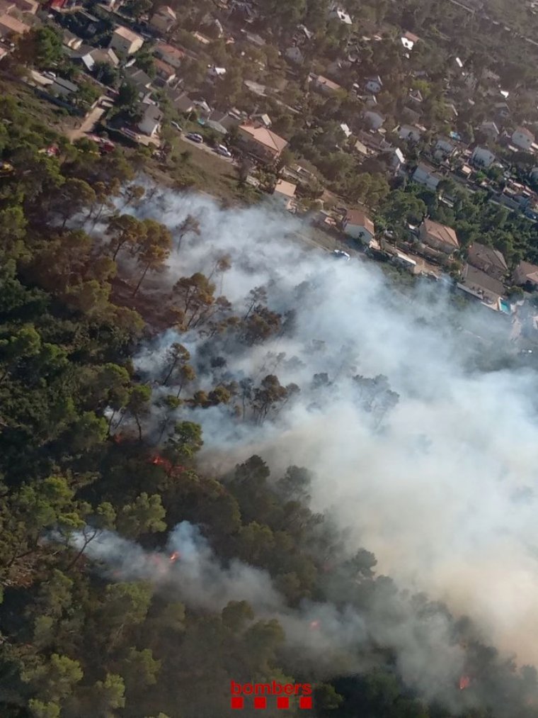 Incendi forestal a la Torre de Claramunt . Bombers