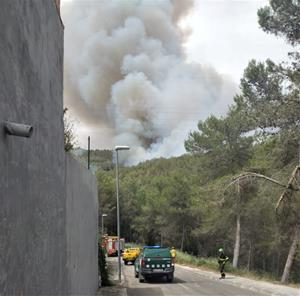 Incendi forestal a Sant Pere de Ribes en una zona de difícil accés per als bombers