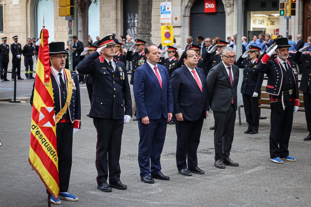 Institucions, partits i entitats fan les tradicionals ofrenes al monument de Rafael Casanova amb motiu de la Diada. ACN