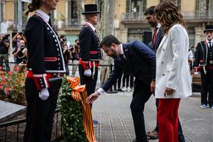 Institucions, partits i entitats fan les tradicionals ofrenes al monument de Rafael Casanova amb motiu de la Diada