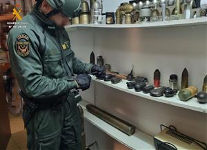 Intervenen una setantena d'armes i material explosiu de la Guerra Civil espanyola en un domicili de Calafell. Guàrdia Civil