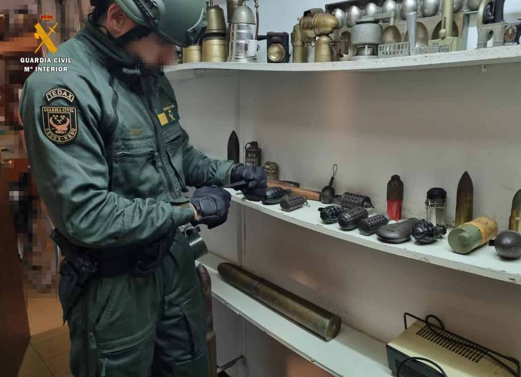 Intervenen una setantena d'armes i material explosiu de la Guerra Civil espanyola en un domicili de Calafell. Guàrdia Civil