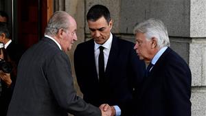 Joan Carles I, Pedro Sánchez i Felipe González. Eix