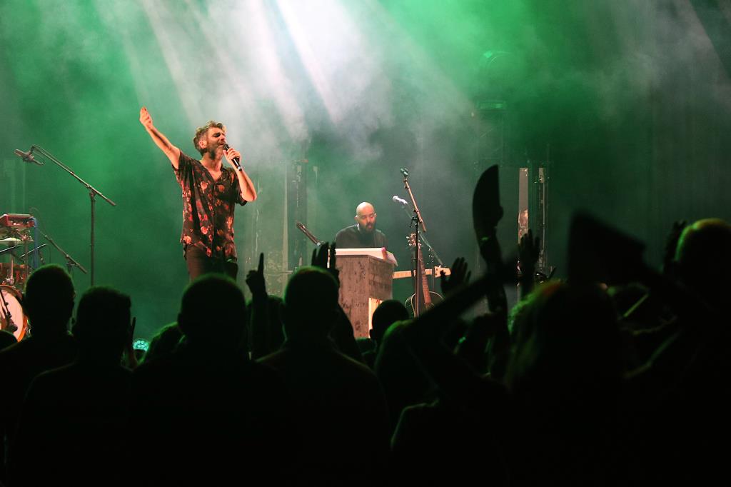 Joan Dausà encisa el públic dels Jardins de Terramar en el tret de sortida del festival. ACN