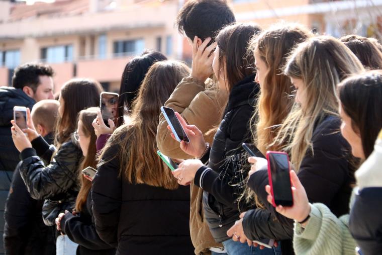 Joves amb telèfons mòbils. ACN / Estefania Escolà