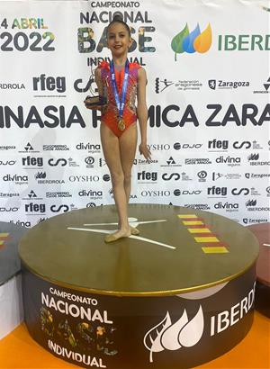 Júlia Bóveda, recollint la medalla d'or que la corona com a campiona d'Espanya