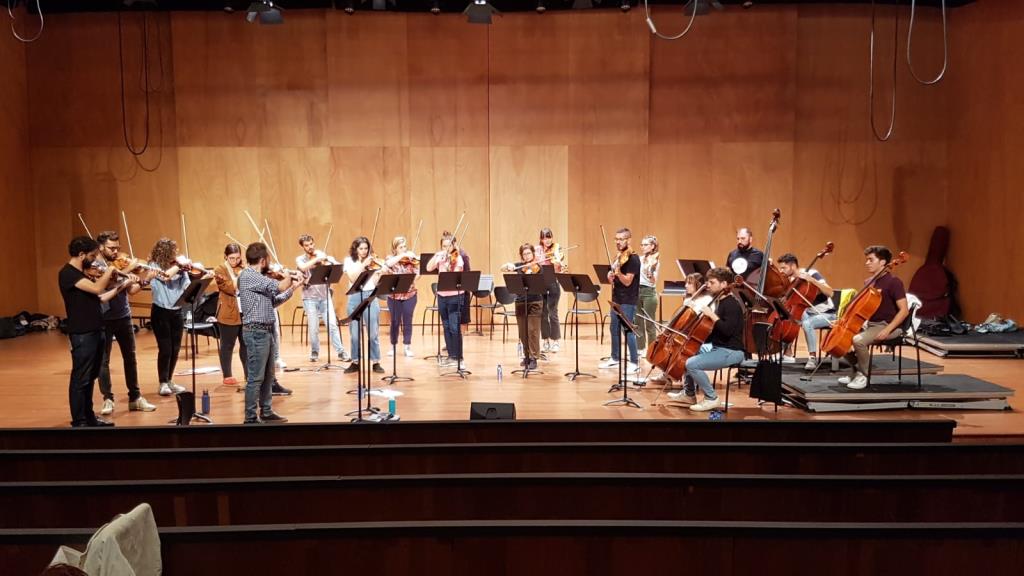 La Camerata Penedès fa un assaig per a participants del projecte Obrint Camins de Vilafranca. Ajuntament de Vilafranca