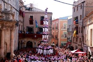 La Colla Jove Xiquets de Tarragona corona l’únic castell de 9 de la diada de Santa Teresa del Vendrell. ACN