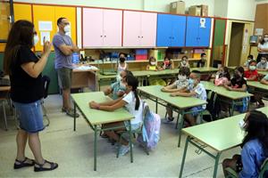 La Comissió de Salut Pública recomana eliminar les quarantenes a les escoles si hi ha menys del 20% de l'aula amb covid. ACN