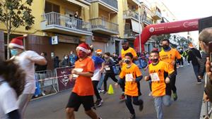 La desena edició de la cursa de Nadal de Sant Pere de Ribes aconsegueix recaptar un total de 3.800 euros