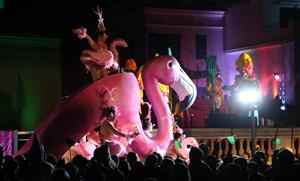 La disbauxa del Carnaval torna als carrers de Sitges dos anys després amb l’Arribo de Sa Majestat Carnestoltes I